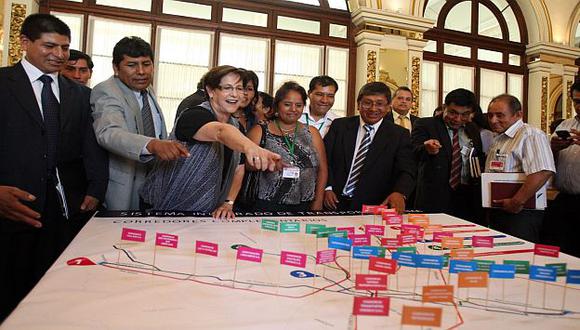 Villarán muestra a empresarios la maqueta del Sistema Integrado de Transporte. (Andina)