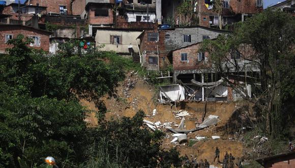 Vista general de un deslizamiento de tierra en la comunidad de Bola de Ouro, ciudad de Jaboatao dos Guararapes, estado de Pernambuco, Brasil, el 1 de junio de 2022. - Inundaciones y deslizamientos de tierra provocados por lluvias torrenciales han matado al menos a 106 personas en el noreste de Brasil, funcionarios dijo el martes mientras los trabajadores de emergencia continuaban una búsqueda desesperada. (Foto de SERGIO MARANHAO / AFP)