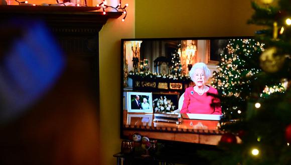 La reina Isabel II de Gran Bretaña da su mensaje anual de transmisión navideña el 25 de diciembre de 2021. (Foto: Paul ELLIS / AFP)