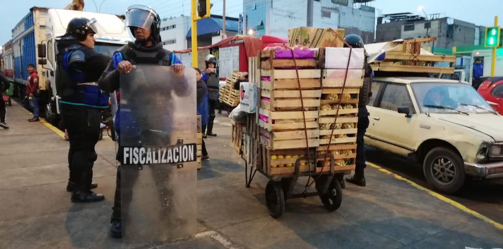 Personal de Fiscalización de las municipalidades de Lima Metropolitana y San Luis realizaron una operación de desalojo de comerciantes informales y vehículos mal estacionados en la avenida Nicolás Arriola. (Fotos: @MuniLima)