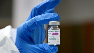 Regulador de Europa continúa “firmemente convencido” de beneficios de la vacuna de AstraZeneca