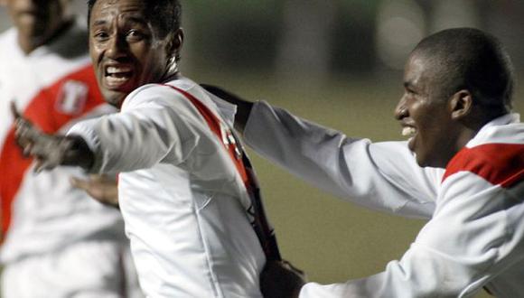 Jefferson Farfán y Roberto Palacios fueron compañeros de la selección peruana durante varios años. (Foto: AFP)