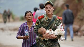 China: Sube a 381 cifra de muertos por terremoto en Yunán
