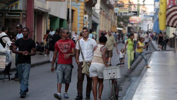 La reforma también apunta a preservar el capital humano que se forma cada año en la isla. (AP)