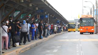 Se registran largas colas en la estación Naranjal del Metropolitano durante Estado de Emergencia [FOTOS]