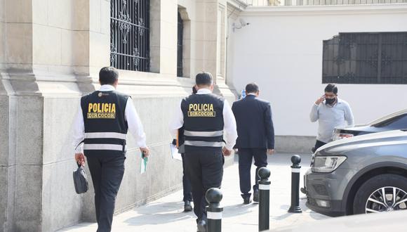 Representantes de la fiscalía y de la policía anticorrupción ingresan a Palacio de Gobierno. (GEC)