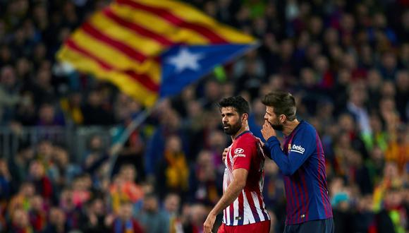 Diego Costa es conducido a los camerinos por Gerard Piqué, jugador del Barcelona. (Foto: EFE)