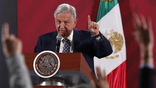 AMLO adquiere el primer número de la rifa por el avión presidencial en México