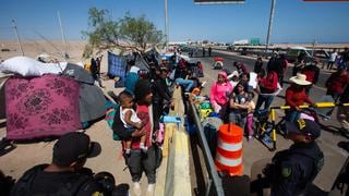 Migrantes bloquean el  paso vehicular en la frontera Perú – Chile
