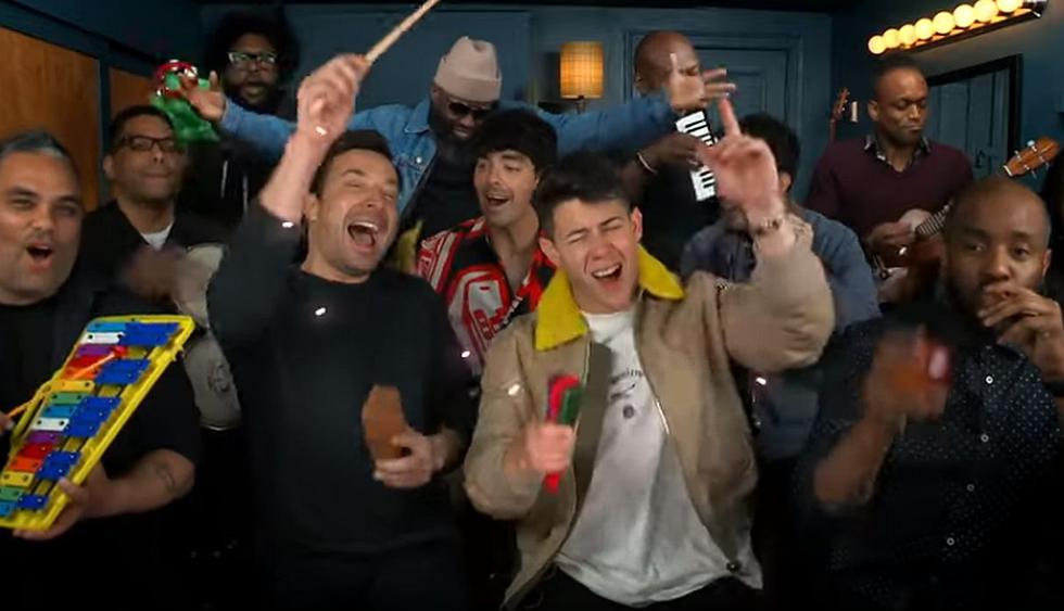 Jonas Brothers interpretan una nueva versión de “Sucker” con instrumentos de juguete. (Foto: Captura de video)