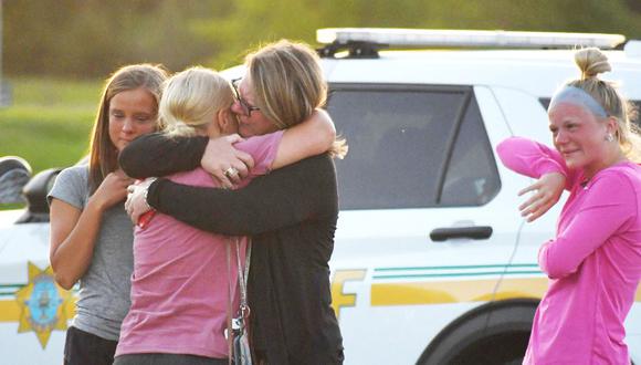 Un grupo de gente se consuela y se abraza después del tiroteo ocurrido en la iglesia Cornerstone, en Ames, Iowa. /
NIRMALENDU MAJUMDAR / USA TODAY NETWORK / REUTERS