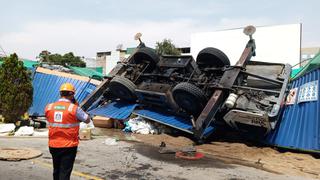 San Isidro: Tres obreros atrapados tras volcadura de camión en obra de construcción 