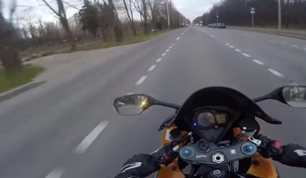 El motociclista estaba decidido a ir demasiado rápido. (YouTube: Caters Clips)