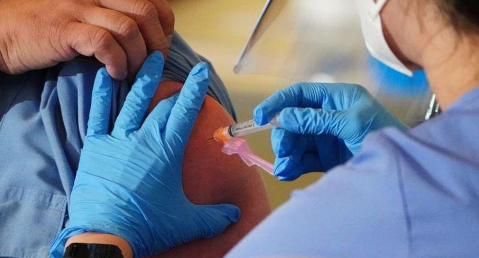 Imagen de la inoculación de la vacuna de Moderna contra el COVID-19 a un mimebro del Cuerpo de Bomberos de Nueva York. (Foto: Reuters)