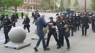 Policía empuja violentamente a manifestante de 75 años en el estado de Nueva York [VIDEO]
