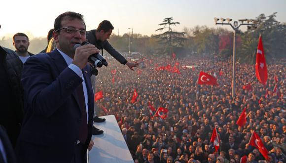Miembros y seguidores del opositor CHP celebraron la victoria de Imamoglu en Estambul. (Foto: EFE)