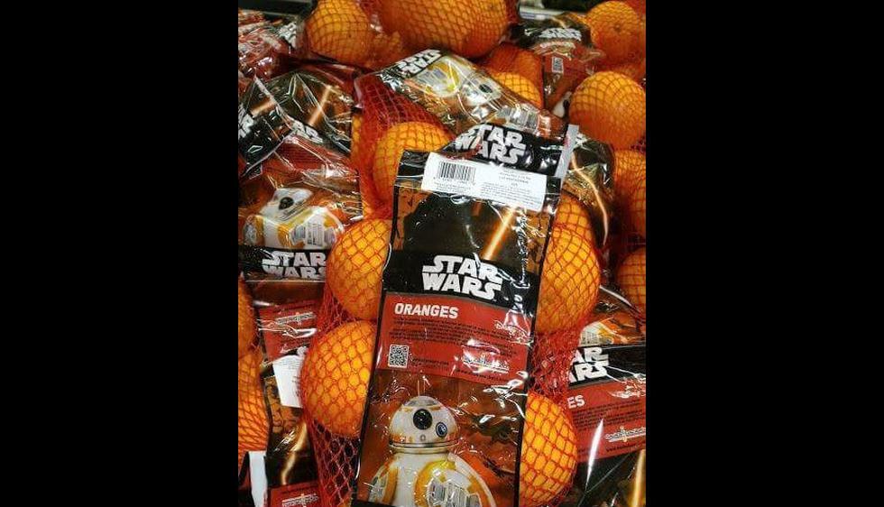 En las tiendas de Estados Unidos, principalmente, se venden naranjas con cintas oficiales de Star Wars. Por ejemplo, en las envolturas de estas frutas se ve la imagen de BB-8, el nuevo robot de la saga. (@supjess__)