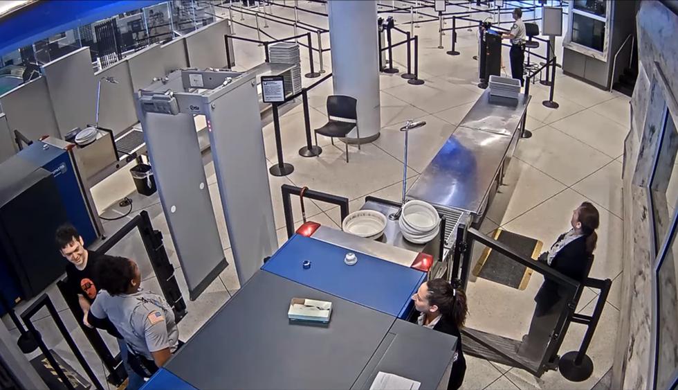 Despiden a una trabajadora de un aeropuerto por llamar feo a un pasajero. El video es viral en redes sociales. (YouTube | capnskull)<br>