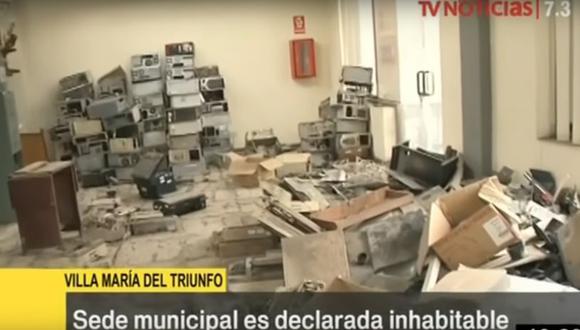 Los ambientes del Palacio Municipal de Villa María del Triunfo permanecen llenos de mobiliario obsoleto y partes de computadoras. (TV Perú)
