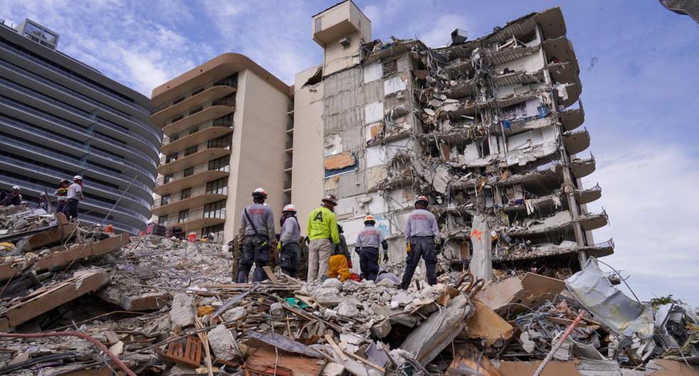 El personal de búsqueda y rescate trabaja en el sitio de un complejo de condominios de Florida colapsado en Surfside, Miami, el 2 de julio de 2021. (MIAMI DADE FIRE DEPARTMENT/REUTERS)