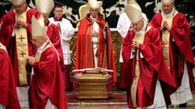 Papa fue al funeral del cardenal Law, sospechoso de encubrir a pederastas [FOTOS]
