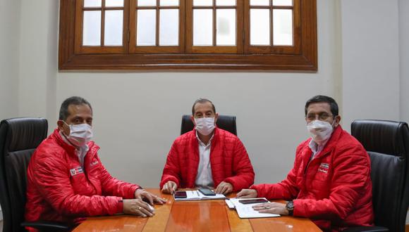 El primer ministro, Walter Martos, se reúne con los titulares de Defensa e Interior, Jorge Chavez y César Gentille, respectivamente. (Foto: PCM)