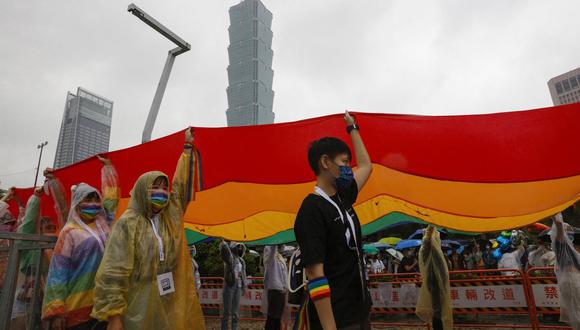 Activistas por los derechos LGBT llevan una gran pancarta de arcoíris mientras marchan frente al edificio comercial Taipei 101 durante el Desfile del Orgullo Gay en Taipei el 29 de octubre de 2022. (Foto de Jameson WU / AFP)
