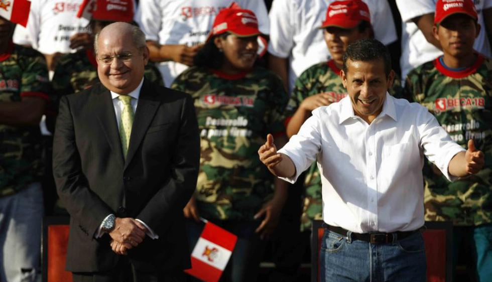 El presidente Ollanta Humala y el ministro de Defensa, Pedro Cateriano, dan la bienvenida a los jóvenes reservistas. (Luis Gonzáles)
