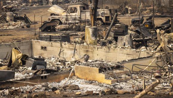 Se ve una casa dentro de la cual dos personas murieron a causa del Incendio McKinney, en el Bosque Nacional Klamath, al noroeste de Yreka, California, el 2 de agosto de 2022. (Foto de DAVID MCNEW / AFP)