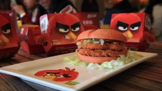 McDonalds presentó una hamburguesa roja y verde para promover cinta de 'Angry Birds'