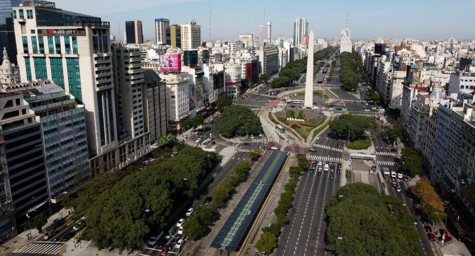 Vista aérea de la avenida 9 de Julio y la plaza de la República en Buenos Aires, el 28 de mayo de 2021, en medio de la pandemia de coronavirus. (Foto de JUAN MABROMATA / AFP).