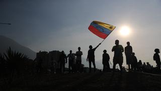 Guaidó, acompañado de militares, llamó a "toda Venezuela a las calles" para derrocar a Maduro