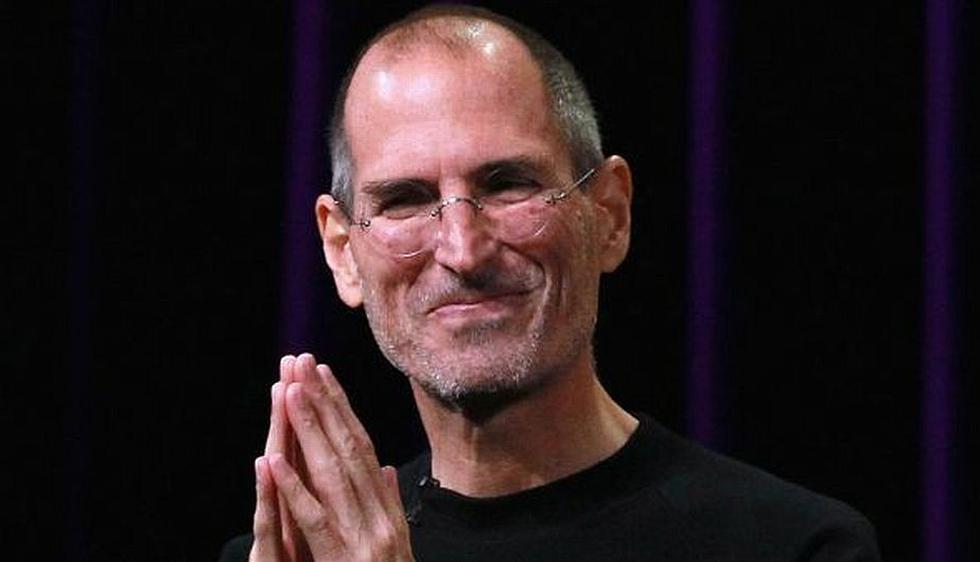 El budismo zen inspiró la vida y obra de Steve Jobs. Tras un viaje espiritual a la India a mediados de los setenta, *rapó todo el cabello de su cabeza y se proclamó budista* hasta el final de sus días. (dailymail.co.uk)