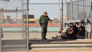 Migrantes cruzan la frontera entre México y Estados Unidos y se entregan a autoridades