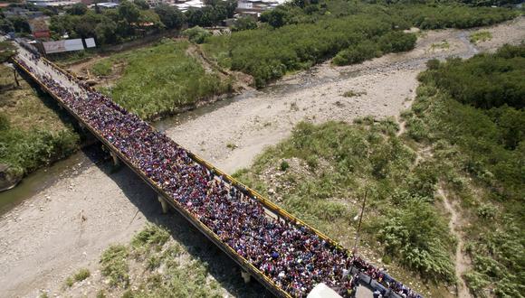 Miles de venezolanos cruzan el puente internacional Simón Bolívar hacia Colombia (Efe).