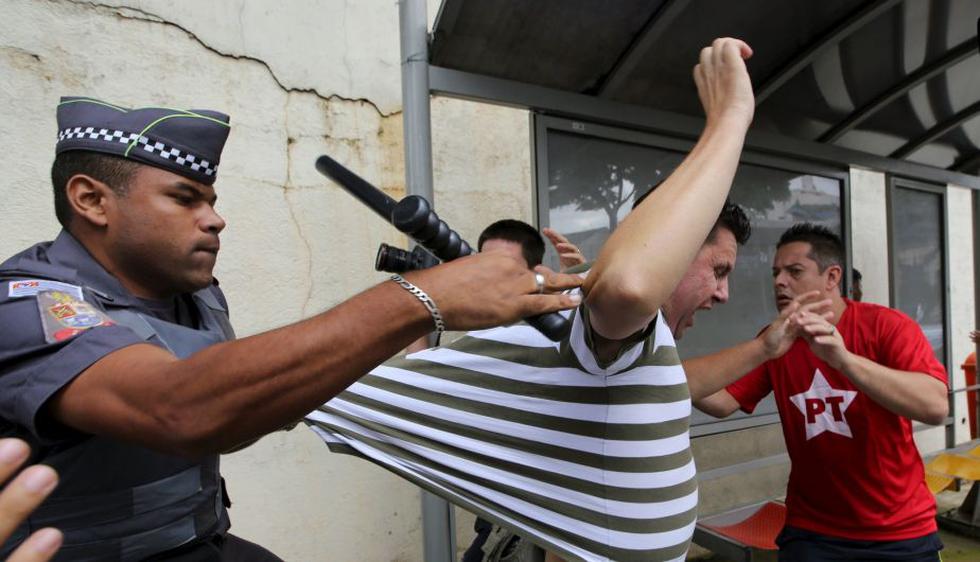Policía tuvo que intervenir para detener los enfrentamientos entre los simpatizantes y detractores de Lula da Silva. (Reuters)