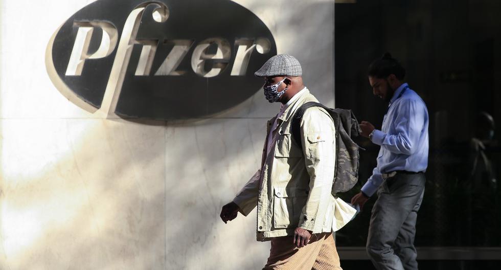 En esta foto de archivo tomada el 11 de noviembre de 2020, la gente camina por la sede mundial de Pfizer en Nueva York.  (Kena Betancur / AFP).