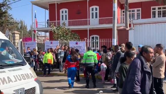 Los ciudadanos venezolanos acampan a las afueras del consulado chileno en Tacna a la espera de la visa. (Foto: Twitter @Axel_Troncoso)
