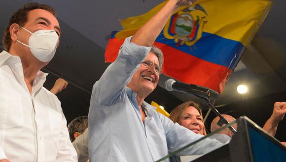 El candidato presidencial ecuatoriano Guillermo Lasso celebra su victoria tras conocer los resultados preliminares de la segunda vuelta electoral. (Foto de Fernando Méndez / AFP).