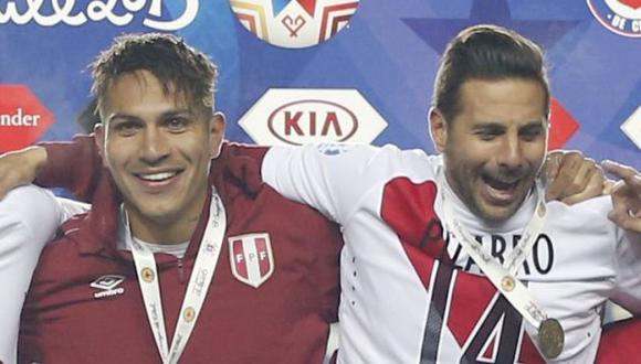 Guerrero y Pizarro celebrando el tercer lugar en la Copa América 2015. (AP)