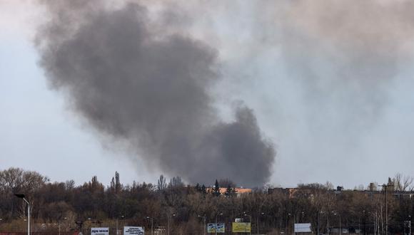 El humo se eleva desde el aeropuerto de Dnipro, el 10 de abril de 2022, en medio de la invasión rusa de Ucrania (Foto de RONALDO SCHEMIDT / AFP)