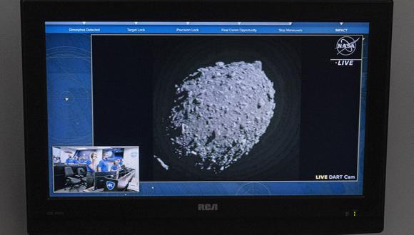 Un televisor en el Centro Espacial Kennedy de la NASA en Cabo Cañaveral, Florida, captura las imágenes finales de la Prueba de redirección de doble asteroide (DART) justo antes de que se estrelle contra el asteroide Dimorphos el 26 de septiembre de 2022. (Foto de Jim WATSON / AFP)