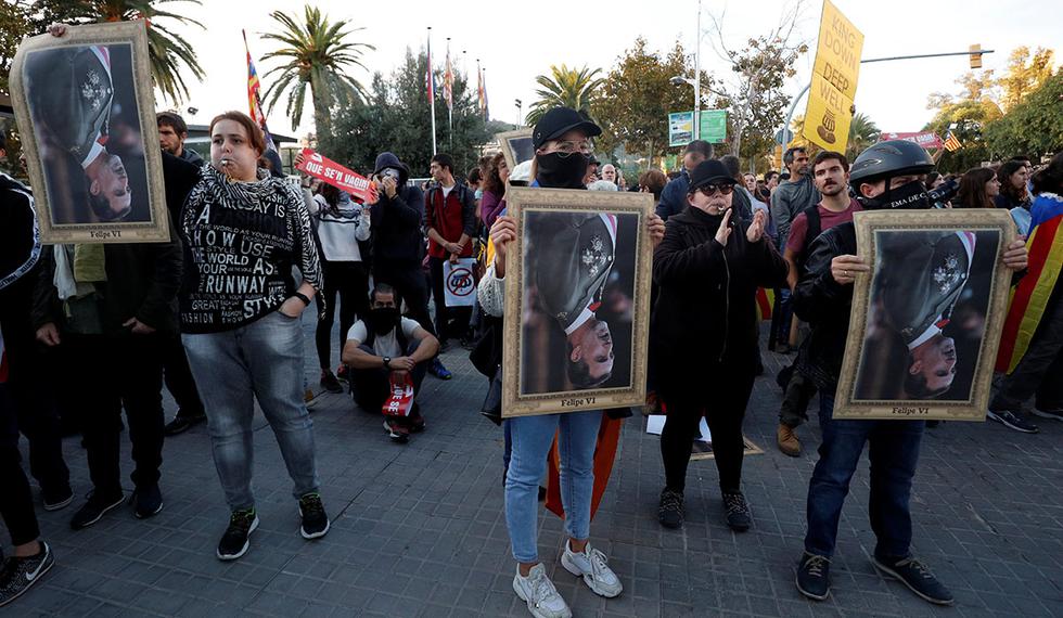 Miles de independentistas en Barcelona expresaron su molestia por la presencia del rey Felipe VI. (Foto: Reuters)