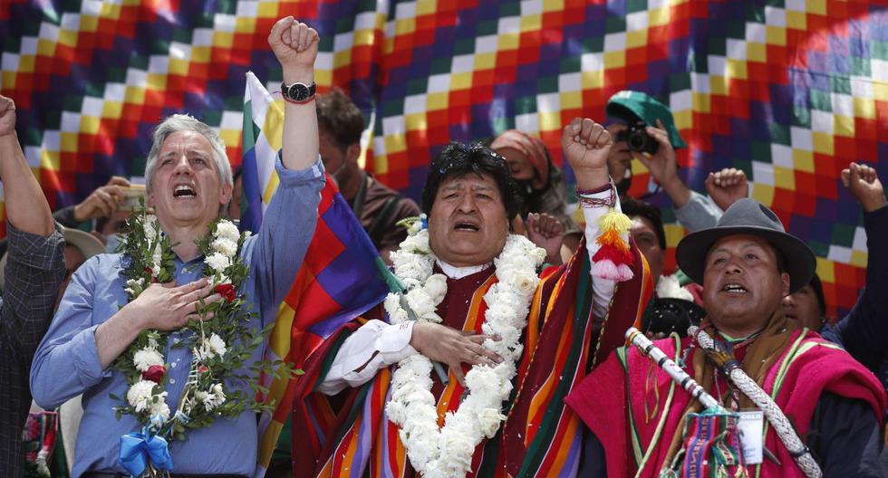 El expresidente de Bolivia, Evo Morales, y el exvicepresidente Álvaro García Linera (izquierda) son vistos cantando durante un acto en la localidad de Orinoca (Oruro). (EFE/Paolo Aguilar).