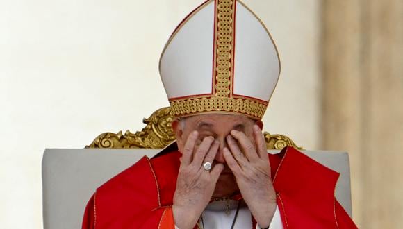 El papa no lee la homilía en la misa del Domingo de Ramos. (Foto: Alberto PIZZOLI / AFP)