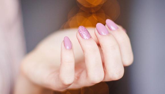 El esmalte semipermanente dura varias semanas, pero también puede dañar tus uñas si no tienes cuidado. (Foto: Valeria Boltneva / Pexels)