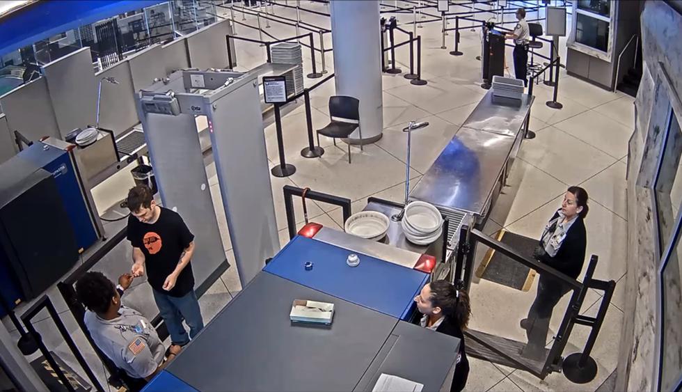 Despiden a una trabajadora de un aeropuerto por llamar feo a un pasajero. El video es viral en redes sociales. (YouTube |&nbsp;capnskull)<br><br>