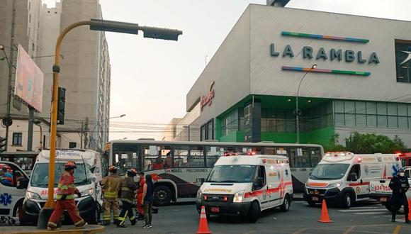 Siete personas heridas dejó choque entre bus de transporte público y ambulancia. (Foto: Eliana López/@Elianalopezp/Twitter)