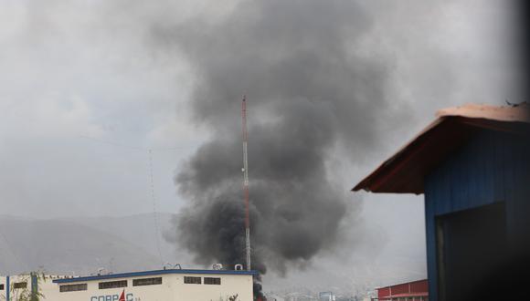 Manifestantes quemaron una caseta de control en el aeropuerto internacional de Arequipa. Un grupo de personas lograron ingresar hasta la pista de aterrizaje, causando daños a las instalaciones.