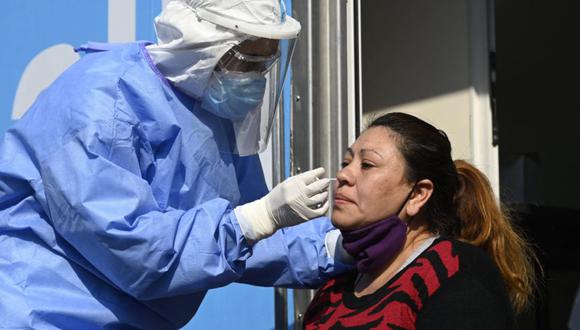 En la lucha contra la pandemia se toman muestras de PCR para descartar el COVID-19. (Foto: JUAN MABROMATA / AFP)